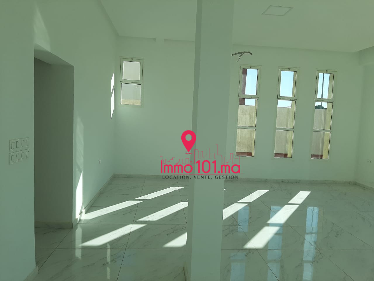 Location local commercial showroom à Ain El Aouda ZLLC108